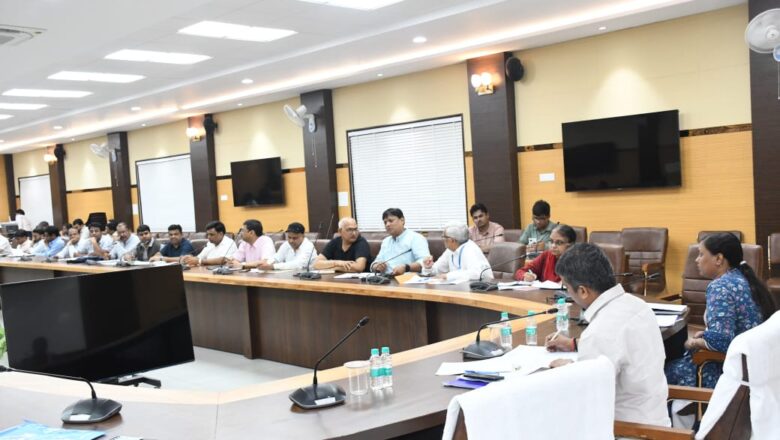 जिलाधिकारी ने बाढ़ से निपटने के लिए की गयी तैयारियों की समीक्षा की