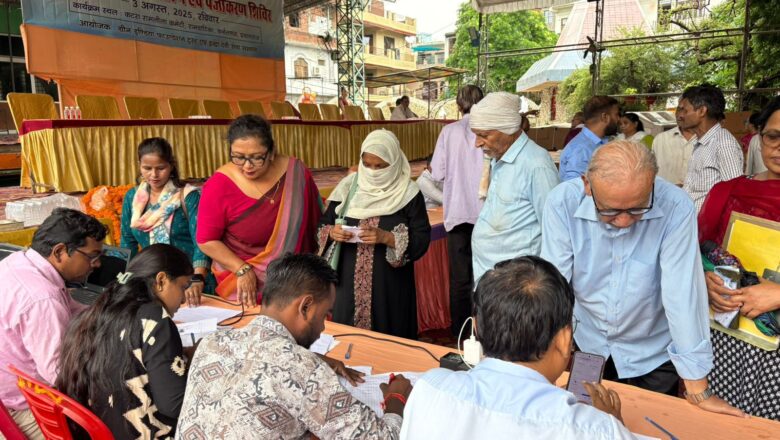 दिव्यांगजन और वरिष्ठ नागरिकों को निशुल्क सहायक उपकरण का किया गया वितरण