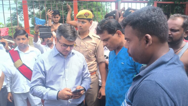 जिलाधिकारी ने बाढ़ प्रभावित बलुआ घाट, गऊ घाट, दुर्वासा घाट, ग्राम धोकरी उपरहार एवं मोरी पम्पिंग स्टेशन दारागंज का किया निरीक्षण