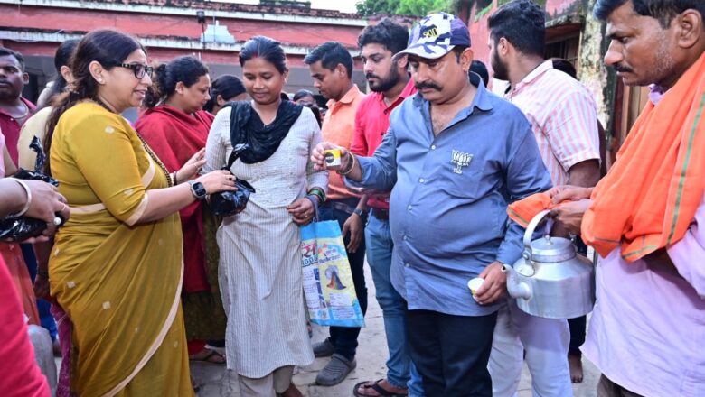 पूर्व महापौर ने बाढ़ पीड़ितों को वितरित की राहत सामग्री,बलुआघाट, गऊघाट और मीरापुर स्थित राहत शिविर में जाकर बाढ़ पीड़ितों से की मुलाकात