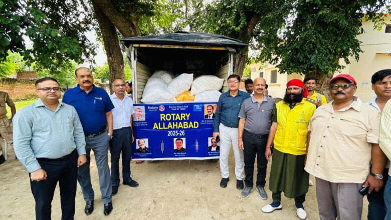 रोटरी इलाहाबाद के प्रेज़िडेंट शहर के *एडीएम सत्यम मिश्र* बाढ़ पीड़ितों के लिए 2000 पैकेट्स खाद्य सामग्री और फल का किया वितरण 