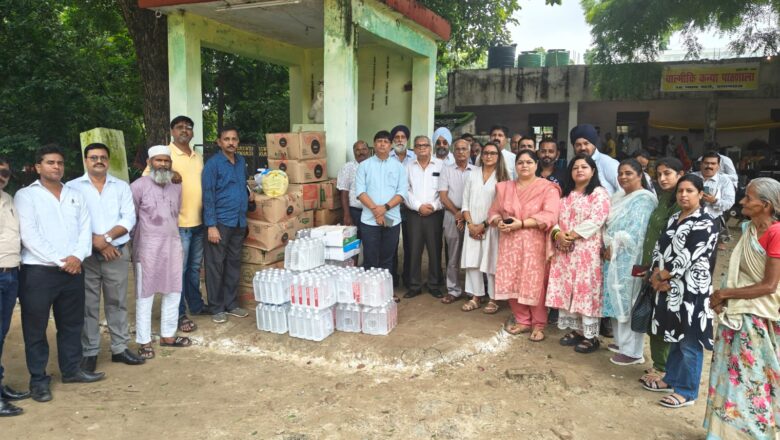 प्रयाग व्यापार मंडल एवं महिला इकाइयों द्वारा बाढ़ पीड़ितों के बीच राहत सामग्री का वितरण
