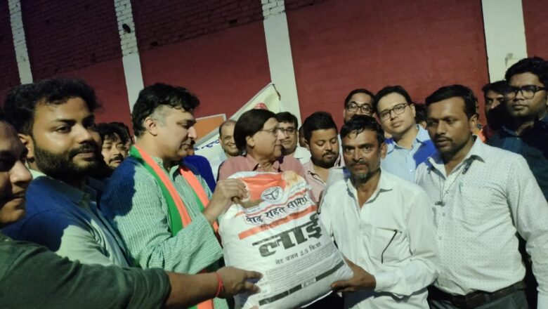 वाई एम सी ए स्कूल के राहत शिविर में शहर उत्तरी विधायक हर्षवर्धन बाजपेई तहसील के  उपजिलाधिकारी, तहसीलदार व लेखपाल सुशील शुक्ला, मनीष यादव द्वारा  राहत सामग्री वितरण किया गया