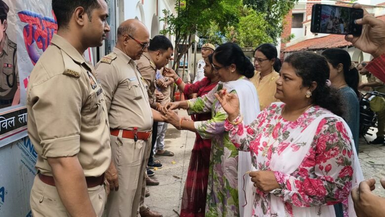 रोटरी प्रयागराज संगम ने रक्षाबंधन पर्व को मनाया पुलिसकर्मियों के साथ