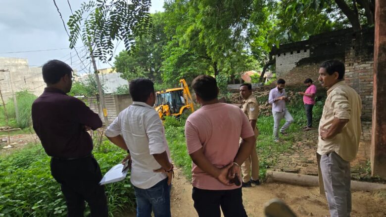 माफिया डॉन अतीक अहमद के सहयोगियों के अवैध निर्माण पर चला बाबा का बुलडोजर