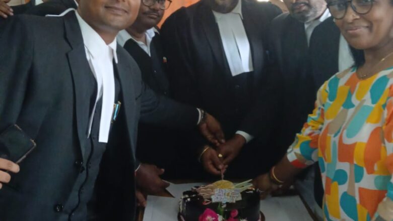 वकीलों ने मनाया आशीष पटेल का जन्मदिन