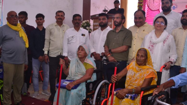 60 वर्षीय वरिष्ठ नागरिकों को मिला निशुल्क सहायता उपकरण