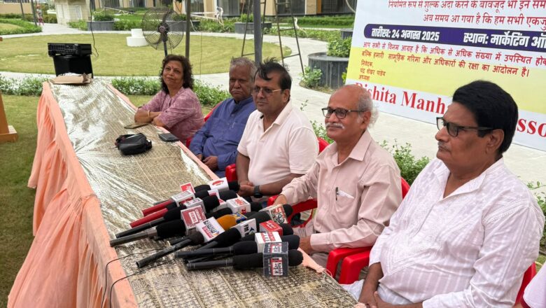 रिशिता मैनहट्टन अपार्टमेंट परिसर में निवासियों  के द्वारा अनिश्चितकालीन धरना हुआ शुरू