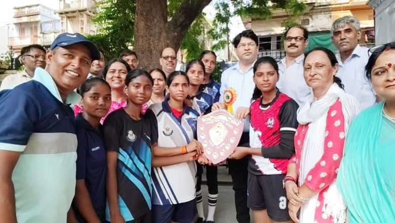 जनपद बालिका वॉलीबॉल मे नगर दक्षिण अंडर 14, नगर उत्तर अंडर 17 और फूलपुर अंडर-19 में चैंपियन