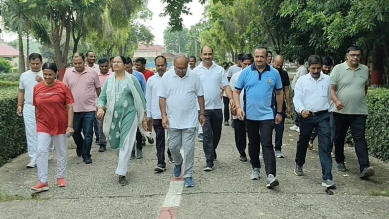 बोरा दौड़, चम्मच दौड़, रस्साकशी एवं खो-खो में दिखा टीम भावना का उत्साह