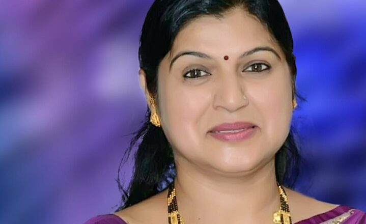 नालियों के अभाव में सड़कों के किनारे जमा हो जाता है पानी – नागरिकों ने प्रशासन को ज्ञापन सौंपा