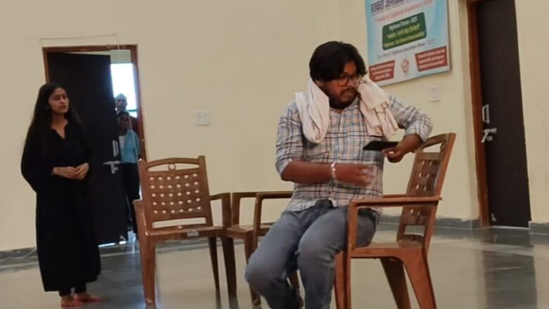 नाटक”हिन्दी है हम ” का मेजा ऊर्जा निगम के सेन्ट जोसेफ स्कूल में प्रस्तुत किया