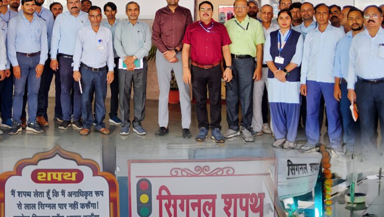 “लाबी प्रयागराज में सिग्नल शपथ बेल यंत्र का उद्घाटन”