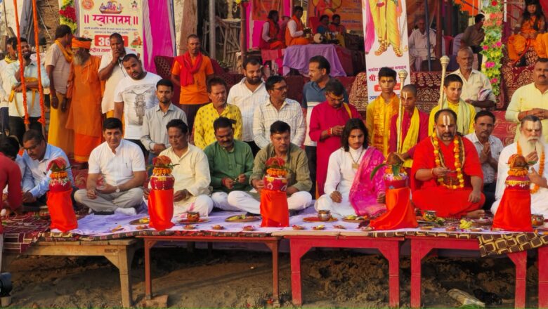 36 वें राष्ट्रीय रामायण मेला की सकुशलता हेतु किया गया माँ गंगा की महाआरती व पूजन