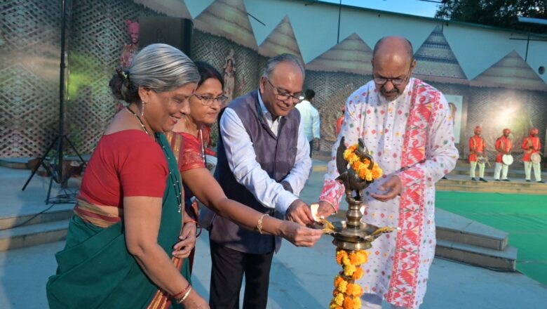 12 दिवसीय दीपावली शिल्प मेले का प्रो. सत्यकाम ने किया शुभारंभ, लोकनृत्य और भजनों से गूंजा मुक्ताकाशी मंच