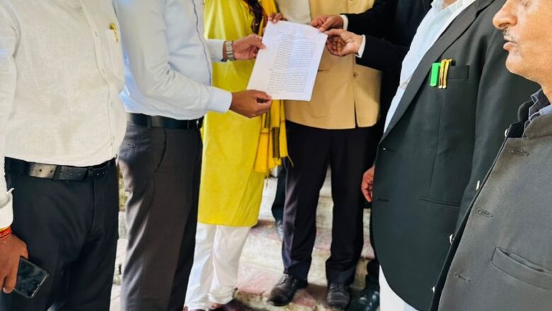 अधिवक्ताओं ने सीएम स्टेलिन का पुतला फूंका और ज्ञापन दिया डीएम को