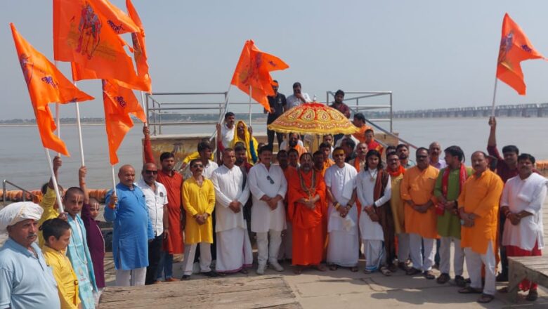 जगदगुरु नारायणाचार्य स्वामी शाडिल्य महराज के नेतृत्व में निकली यात्रा