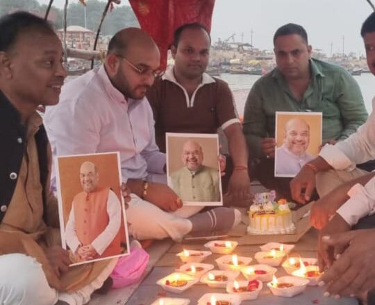 संगम की लहरों पर बीजेपी कार्यकर्ताओं ने केंद्रीय गृह मंत्री अमित शाह का जन्मदिन मनाया
