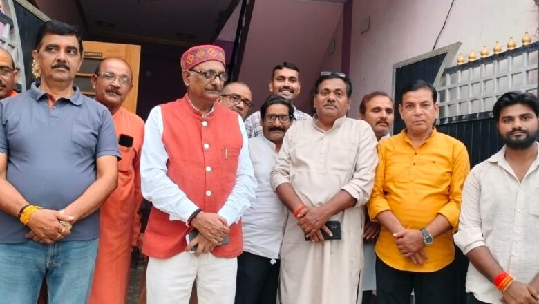 राज्य सूचना आयुक्त पी. एन. द्विवेदी ने शिक्षक स्वर्गीय दादू लाल पाण्डेय को दी श्रद्धांजलि