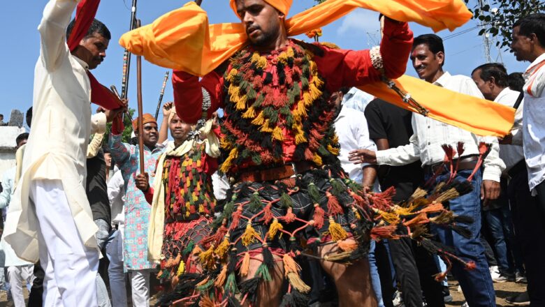 गधेरी में गोवर्धन पूजन महोत्सव का भव्य आयोजन, अहीर नृत्य और पारंपरिक खेलों ने बांधा समां