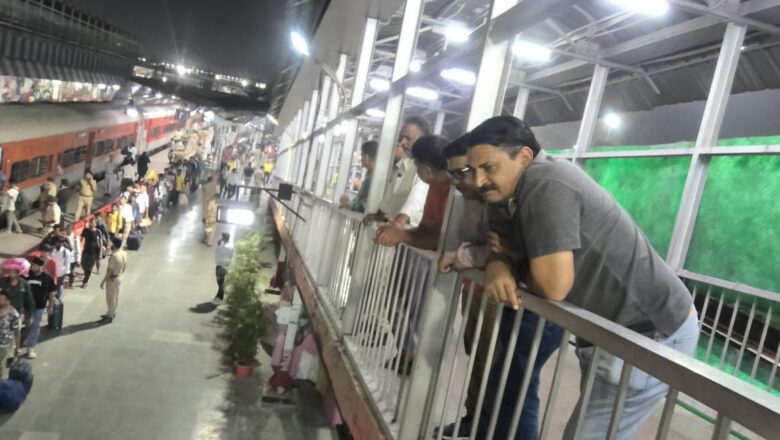 महाप्रबंधक, उत्तर मध्य रेलवे ने त्योहारी सीजन के दृष्टिगत प्रयागराज जंक्शन का लिया जायजा