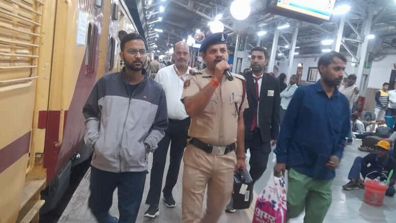 मण्डल वाणिज्य प्रबंधक/प्रयागराज ने त्योहारी सीजन के दृष्टिगत प्रयागराज जंक्शन का किया निरीक्षण