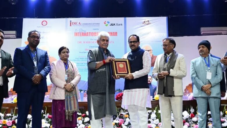 जम्मू-कश्मीर के उपराज्यपाल मनोज सिन्हा ने समाजसेवी अजीत सिंह को किया सम्मानित