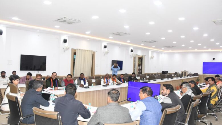 जिलाधिकारी ने विशेष प्रगाढ़ पुनरीक्षण कार्यक्रम के सम्बंध में मान्यता प्राप्त राष्ट्रीय एवं राज्यीय राजनैतिक दलों के प्रतिनिधियों के साथ की बैठक