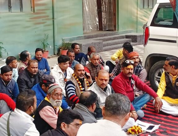 तीर्थ पुरोहितों का धरना लगातार जारी, मांगे पूरी होने तक जारी रहेगा प्रदर्शन