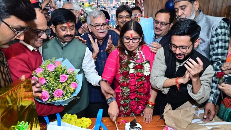 पूर्व महापौर ने मंत्री नन्दी एवं समर्थकों के साथ केक काटकर मनाया अपना जन्मदिन