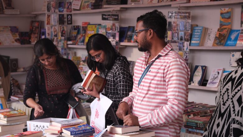 प्रयागराज पुस्तक मेले के दूसरे दिन उमड़ी पाठकों की भीड़, धर्म-कर्म और अध्यात्म का विशेष आकर्षण