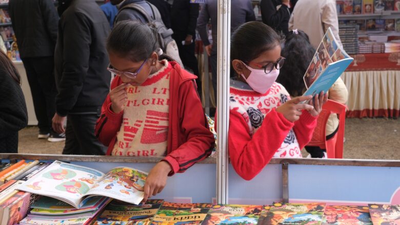पुस्तक मेले का आठवां दिन पुस्तक विमोचन के साथ ‘प्रोफेसर की डायरी’ और ‘नौकर की कमीज़’ पाठकों की पहली पसंद