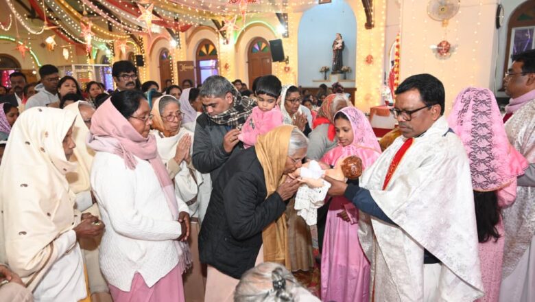 प्रार्थना, प्रकाश और प्रेम का उत्सव: होली ट्रिनिटी चर्च में श्रद्धा के साथ मना क्रिसमस