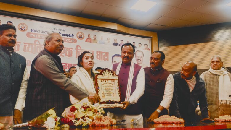 खुसबू की महक से खिला प्रयागराज, डिप्टी सीएम ने किया खुशबू निषाद का सम्मान