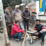कड़कड़ाती ठंड में इलाहाबाद टेंपो टैक्सी ई रिक्शा यूनियन ने की अलाव की व्यवस्था