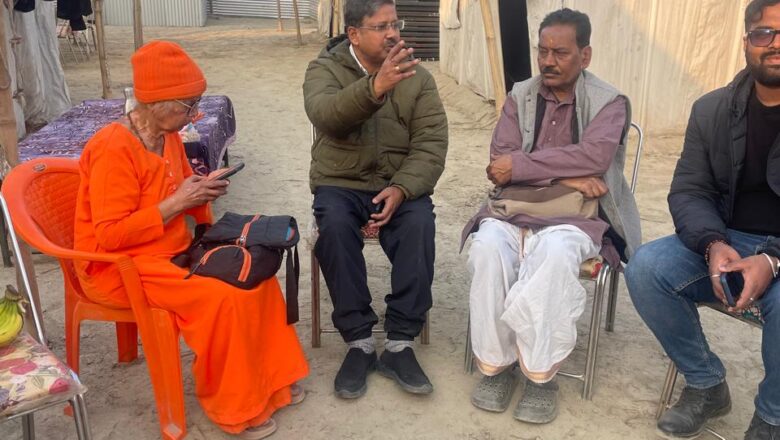 श्रीमद्भगवद्गीता के महत्व एवं नई शिक्षा नीति में  उपयोगिता पर प्रोफेसर राजीव श्रीवास्तव ने माघ मेले में विचार व्यक्त किये