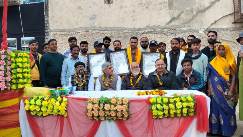 माइक्रो एयरक्राफ्ट के गिरने वाली घटना पर लगाई गई फोटो प्रदर्शिनी 