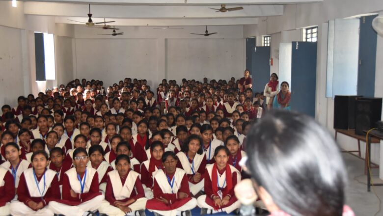 प्रसिद्ध स्त्री रोग विशेषज्ञ डॉ. कीर्तिका अग्रवाल ने छात्राओं को किया स्वास्थ्य एवं स्वच्छता के प्रति जागरूक