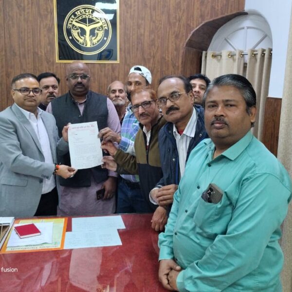 कातिल चायनीज मांझे के खिलाफ जिलाधिकारी को पतंग व्यापारियों ने ज्ञापन सौपा