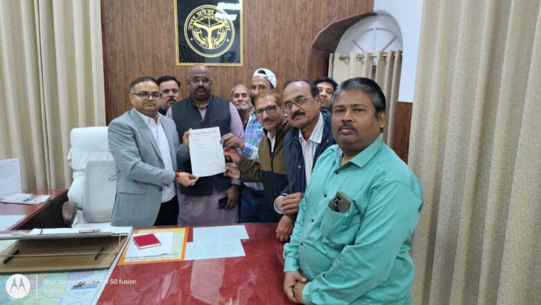 कातिल चायनीज मांझे के खिलाफ जिलाधिकारी को पतंग व्यापारियों ने ज्ञापन सौपा