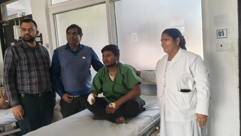 मशीन दुर्घटना से निष्क्रिय हुआ हाथ फिर हुआ सक्रिय — डॉ संजय कुमार ने लौटाया मरीज का आत्मविश्वास