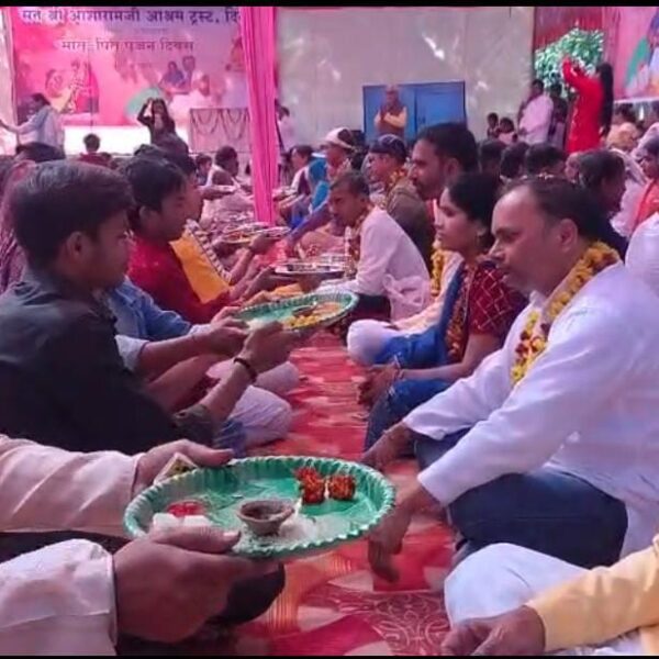 माता-पिता का पूजन कर मनाया गया अनोखा प्रेम दिवस, बाई का बाग पार्क में भावुक हुआ माहौल