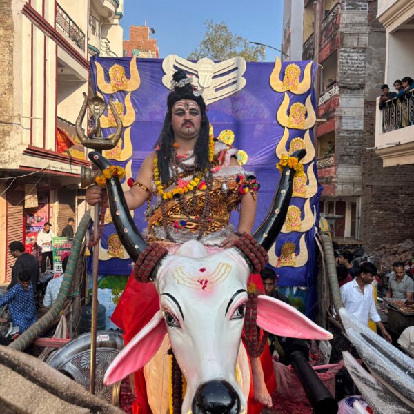 चौखंडी कीडगंज से नंदी पर सवार हो निकले औघाड़दानी भोले नाथ