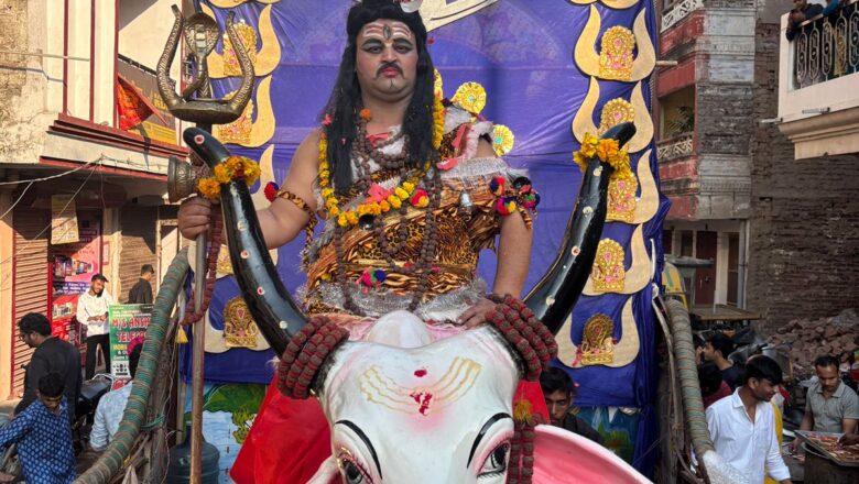 चौखंडी कीडगंज से नंदी पर सवार हो निकले औघाड़दानी भोले नाथ