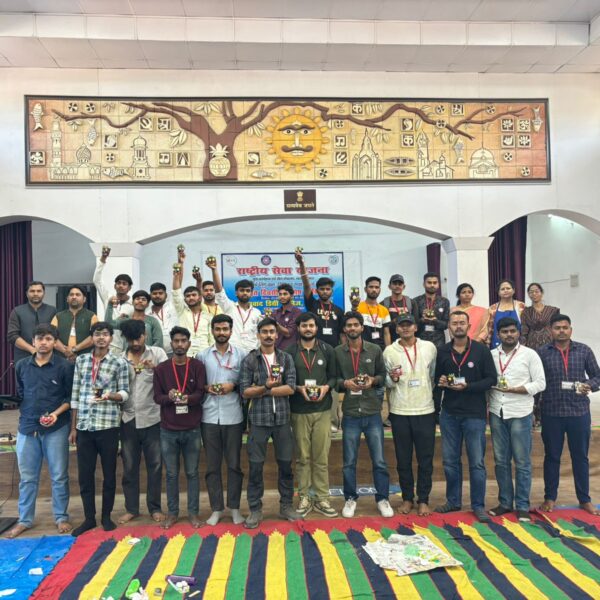 राष्ट्रीय सेवा योजना के पांचवे दिवस के स्वयंसेवकों को योगाभ्यास कराया गया