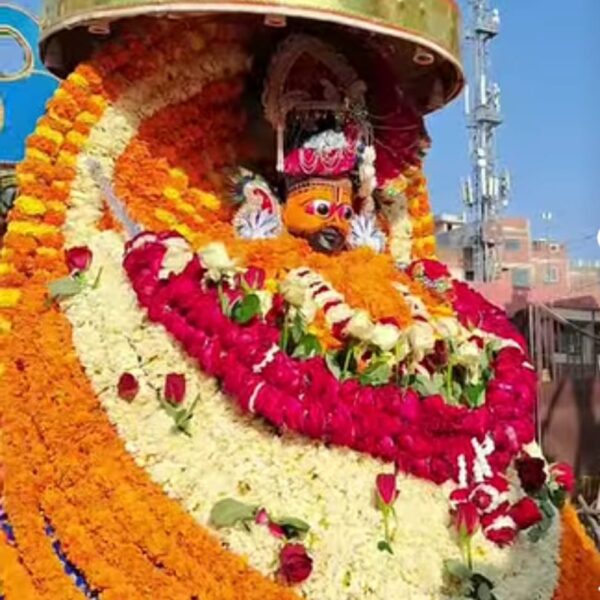 बाबा खाटू श्याम की निशान शोभायात्रा का इत्र और फूलों की पंखुड़ियों से किया गया जगह जगह स्वागत 