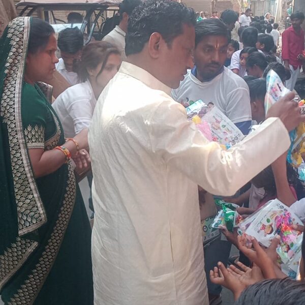 होली पर डॉ०कश्यप ने बच्चों को बांटी खुशियां, बच्चे ख़ुशी से झूमें 