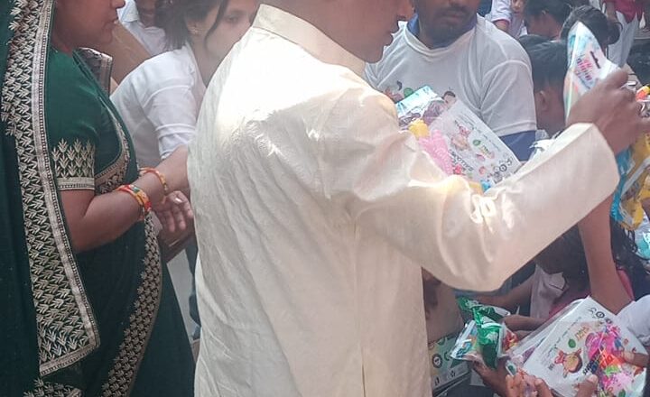 होली पर डॉ०कश्यप ने बच्चों को बांटी खुशियां, बच्चे ख़ुशी से झूमें