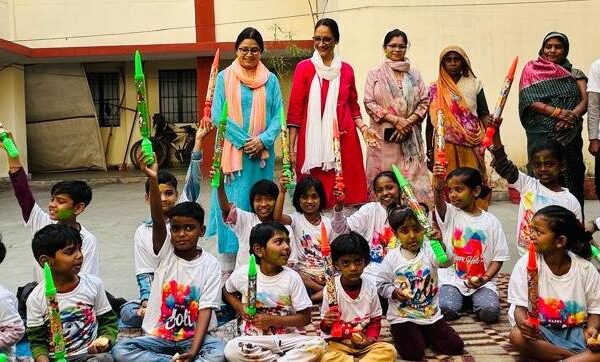 वात्सल्य सेवा समिति ने मनाई प्रेम पूर्वक होली, बच्चों को बाँटे उपहार 
