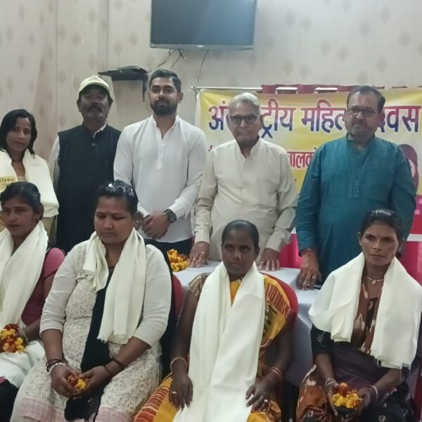 अंतर्राष्ट्रीय महिला दिवस के अवसर पर ई-रिक्शा को चलाने वाली महिलाओं का हुआ सम्मान 